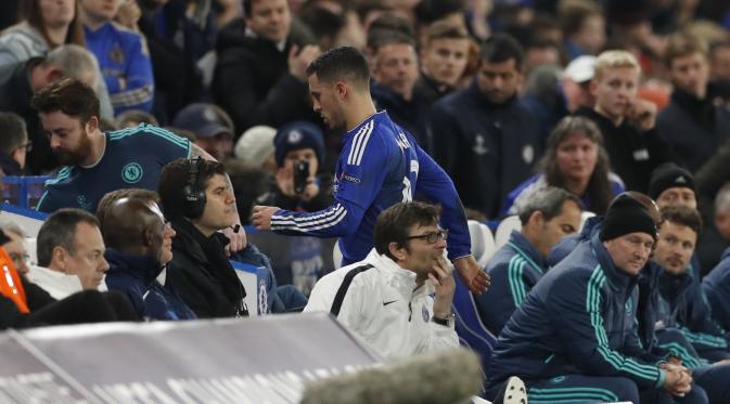 Eden Hazard tertunduk lesu saat dikeluarkan Guus Hidink di laga Chelsea vs PSG (reuters)