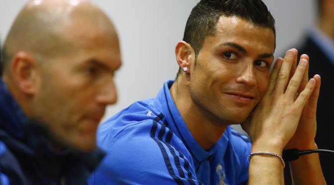 Pelatih Real Madrid, Zinedine Zidane (kiri) memberikan keterangan pers terkait pertemuan dengan AS Roma, beberapa waktu lalu. Zidane bakal merombak skuat El Real pada musim panas mendatang, termasuk kemungkinan mendepak Cristiano Ronaldo.  (Reuters/Tony G