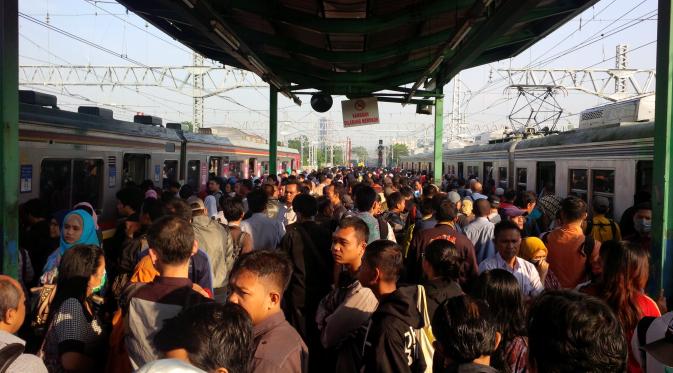  Akibat kecelakaan kereta yang terjadi di perlintasan antara Stasiun Karet dan Tanah Abang, sebagian stasiun mengalami penumpukan penumpang.