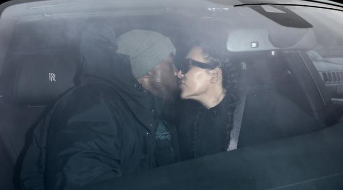 Kim Kardashian dan Kanye West (via radaronline.com)