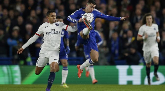  Eden Hazard berduel dengan pemain PSG. Dia gagal tampil memikat. (Reuters/Andrew Couldridge)