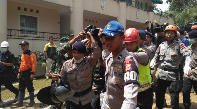 Tim evakuasi gabungan kembali menemukan 1 korban runtuhan bangunan di Hotel Club Bali, Cipanas, Cianjur. (Liputan6.com/Achmad Sudarno)
