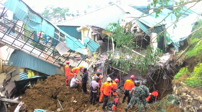 Tim evakuasi gabungan kembali menemukan 1 korban runtuhan bangunan di Hotel Club Bali, Cipanas, Cianjur. (Liputan6.com/Achmad Sudarno)