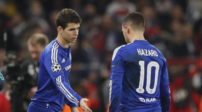  Eden Hazard (kanan) tampak kecewa saat digantikan Oscar pada menit ke-77 di laga lawan PSG. (Reuters/Andrew Couldridge)