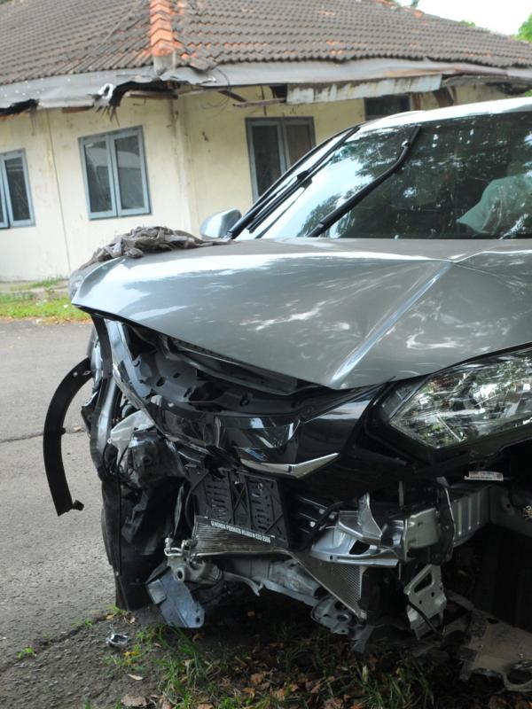 Inilah mobil yang milik Raka Widyarma. Usai kecelakaan dibawa ke Pull WK Polres Soetta, Kota Tangerang.  (Liputan6.com/Faisal R Syam)
