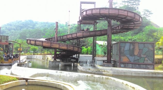 Perahu karet akan diangkat menggunakan lift setinggi kurang lebih 15 meter dan didorong kembali ke bawah dengan menggunakan tenaga air.