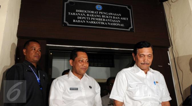 Kepala BNN Budi Waseso (tengah) mengajak Menkopolhukam Luhut Binsar Pandjaitan untuk melihat fasilitas yang dimiliki BNN, Jakarta, Kamis (10/3/2016). Luhut menilai, fasilitas lembaga BNN cukup memprihatinkan. (Liputan6.com/Helmi Afandi)
