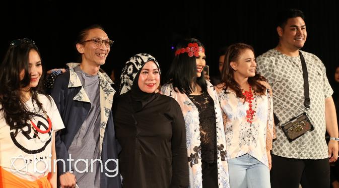 Ivan Gunawan mengangkat sisi tradisional yang dihadirkan di hari perdana Indonesia Fashion Week 2016. (Andy Masela/Bintang.com)