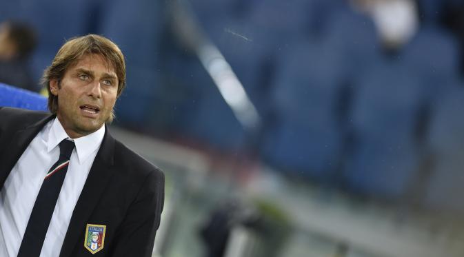 Antonio Conte kini masih menangani timnas Italia. (ANDREAS SOLARO / AFP)