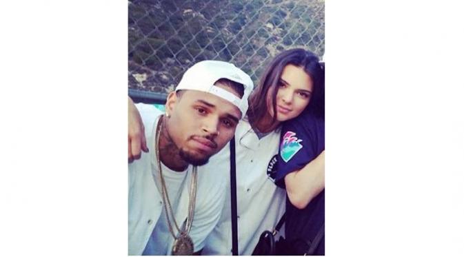 Kendall Jenner dan Chris Brown (Hollywoodlife)