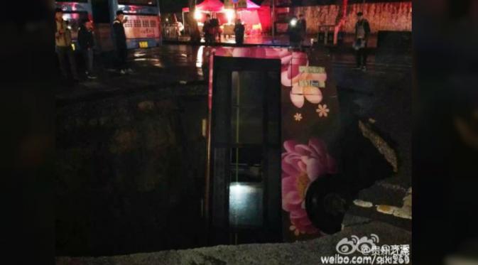 Insiden itu terjadi pukul 00.23 dini hari ketika bus hendak masuk pul. (Shanghaiist)