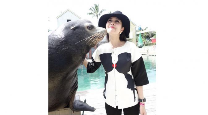 Sandra Dewi dapat ciuman dari seekor anjing laut. (instagram)