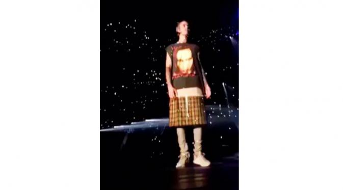 Justin Bieber kenakan rok saat konser (Hollywoodlife)
