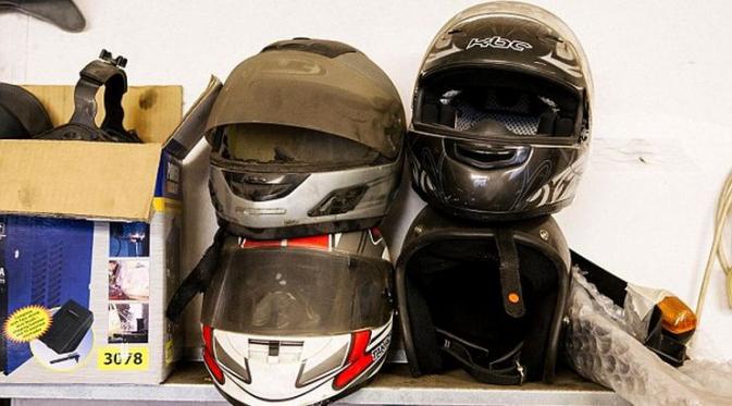 Pemotor malas membeli helm baru karena mereka melihat kondisi helm yang dipakainya saat ini masih terlihat oke.