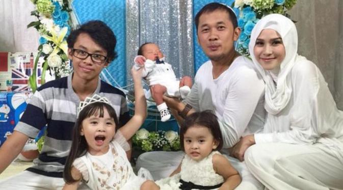 Zaskia Adya Mecca dan Hanung Bramantyo Gelar Akikah Anak Ketiga Bertema Pelaut [foto: instagram/bramastyabhumi]