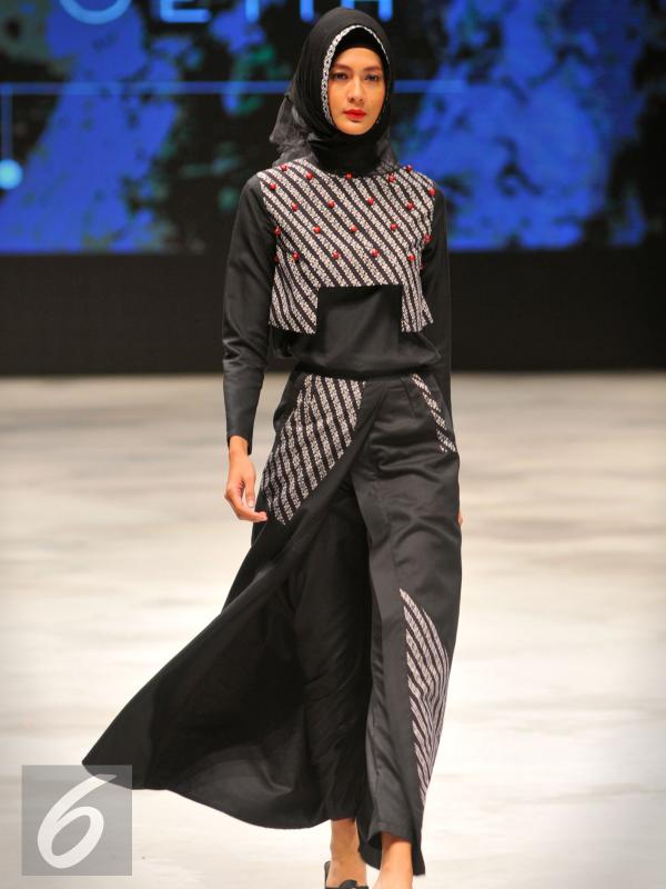 Model mengenakan busana rancangan Zaskia Sungkar pada Indonesia Fashion Week (IFW) 2016 di JCC Senayan, Jakarta, Jum'at, (11/03). Fashion Hijab kini mulai marak di Fashion Internasional. (Liputan6.com/Faisal R Syam)