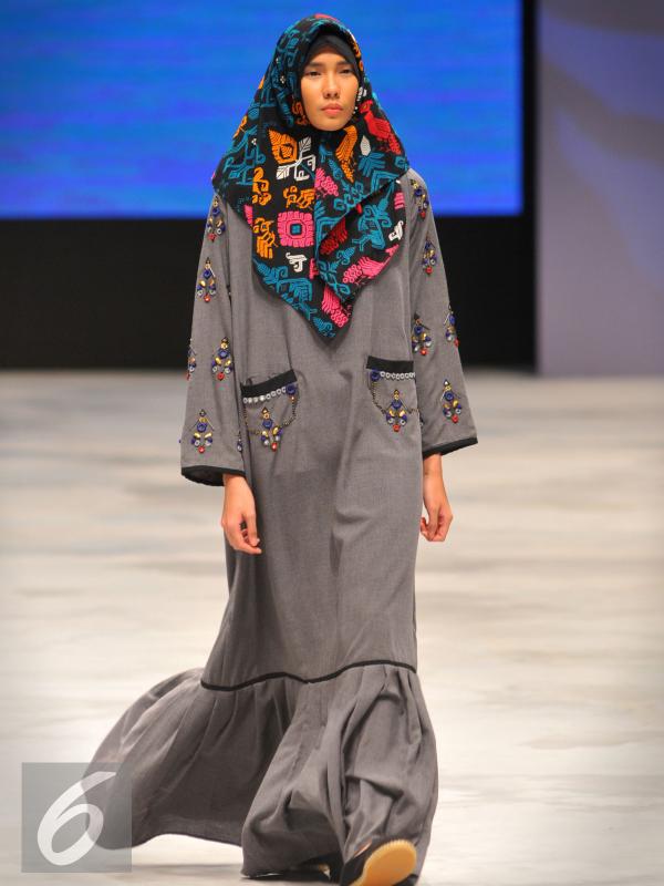 Model mengenakan busana rancangan Vivi Zubedi pada Indonesia Fashion Week (IFW) 2016 di JCC Senayan, Jakarta, Jum'at, (11/03). Dengan menggunakan kain tenun, Vivi ingin mengenalkan budaya Indonesia ke dunia Internasional. (Liputan6.com/Faisal R Syam)