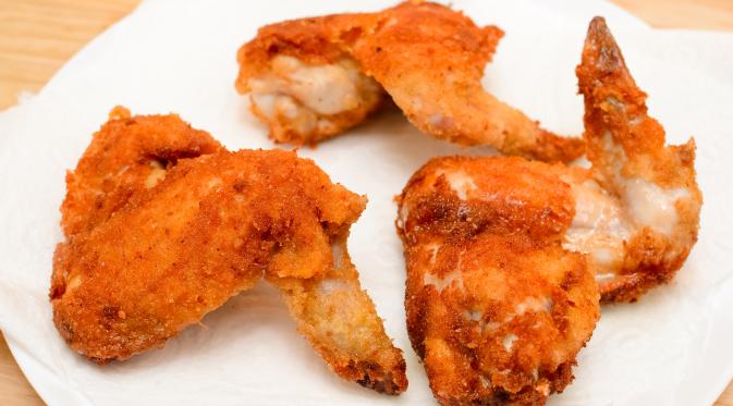 Ilustrasi sayap ayam goreng yang dimakan Fredy Jayadi, peserta lomba makan ayam tercepat yang tewas di KFC Taman Semanan. (Via: wikihow.com)