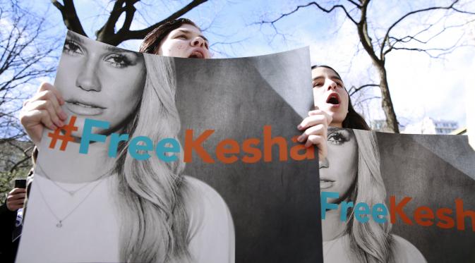 Pengunjuk rasa membawa poster bergambar Kesha di luar markas Sony, New York, Jumat (11/3). Mereka mengajukan petisi kepada Sony untuk memutuskan hubungan Kesha dengan produsernya yang dituduhnya telah memperkosa dirinya (REUTERS/Lucas Jackson)