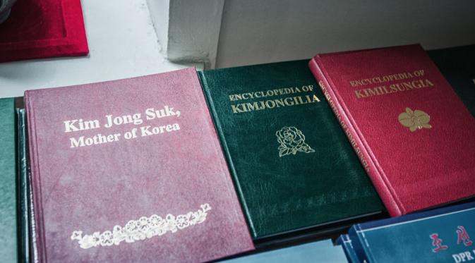 Ini souvenir yang bisa kamu beli saat berkunjung ke Korea Utara. (Via: boredpanda.com)