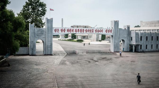 Para pekerja di Korea Utara nggak pernah melupakan kawan-kawan dari Rakwon. (Via: boredpanda.com)