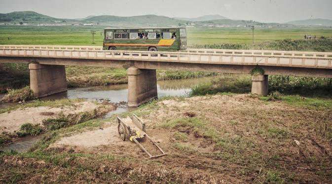 Transportasi di Korea Utara bisa dilakukan hanya ketika mendapat izin. (Via: boredpanda.com)