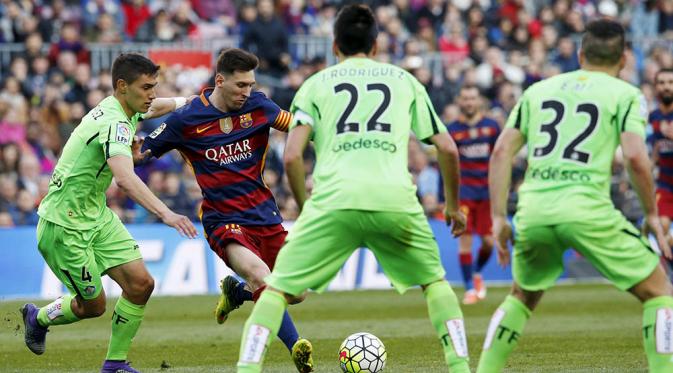 Bintang Barcelona, Lionel Messi, berusaha melepaskan tendangan ke gawang Getafe. Kemenangan ini kian membuat memperkokoh posisi Barcelona di puncak klasemen. (Reuters/Albert Gea)