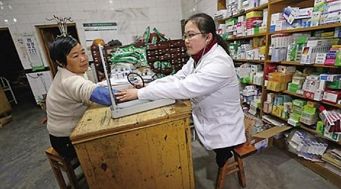 Li Juhong terlihat memeriksa tekanan darah seorang pasien. (chinacqsb.com)