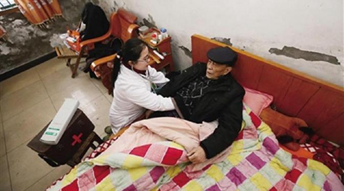 Li Juhong memeriksa pasien. (chinacqsb.com)