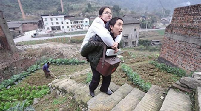 Li Juhong digendong sang suami Liu Xingyan. (chinacqsb.com)