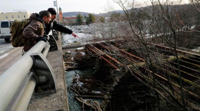 Brett Feldman dan Bob Rapp mencari jalan menuju tempat para tunawisma di bawah jembatan Brett Feldman dan rekan-rekannya berjalan menuju kamp tunawisma di Bethlehem, Pennsylvania (Foto: Matt Slocum/Associated Press).