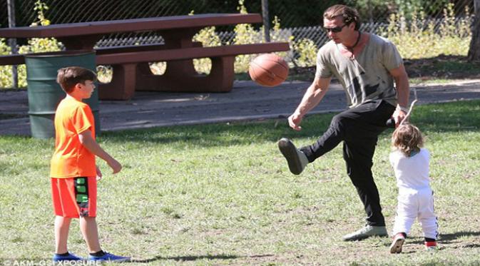 Gavin Rossdale bermain dengan anak-anaknya (Source: dailymail.co.uk)