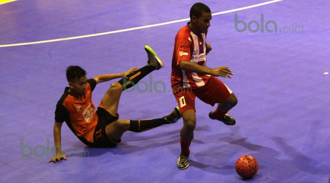 Pemain Black Steel, JGG Rumruren (kanan), berhasil menahan laju pemain IPC Pelindo, Ahmad Zulfikar, dalam laga Seri III Grup B Wilayah Timur Pro Futsal League 2016 di GOR 17 Desember, Mataram, NTB, Minggu (13/3/2016). (Bola.com/Arief Bagus)