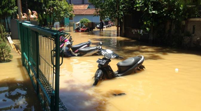 Banjir merendam kawasan Bojong Asih, Baleendah, Kabupaten Bandung, Jawa Barat. (www.twitter.com/@aboutbdgcom)