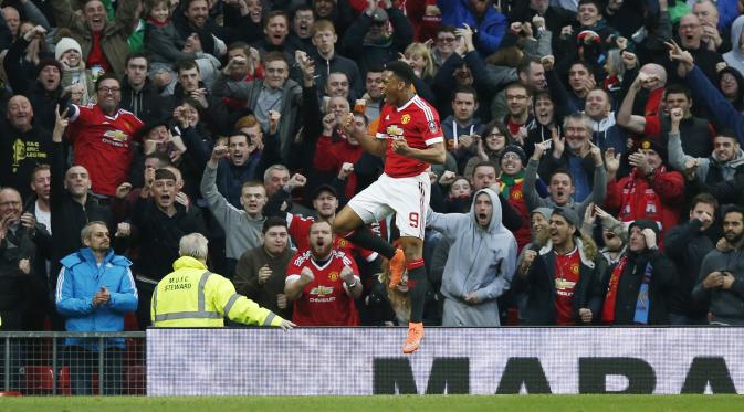Anthony Martial merayakan gol penyeimbang ke gawang West Ham. (Reuters / Andrew Yates )