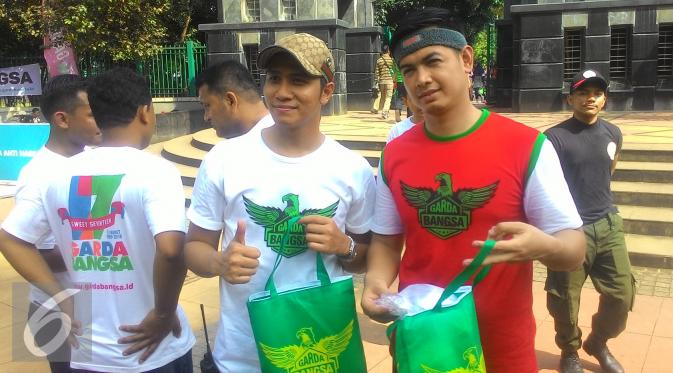 Tommy Kurniawan dan Ressa Herlambang dalam kampanye pembatasan penggunaan kantong plastik.  [Foto: Ferry Noviandi/Liputan6.com]