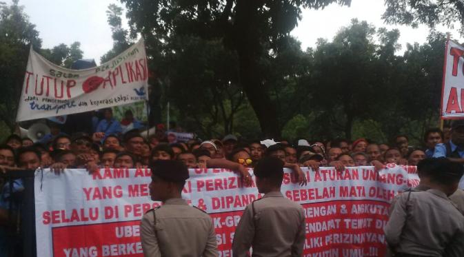  Ribuan supir taksi, bajaj, dan angkutan umum demonstrasi di depan Balai Kota, Jakarta.| Via: Liputan6.com