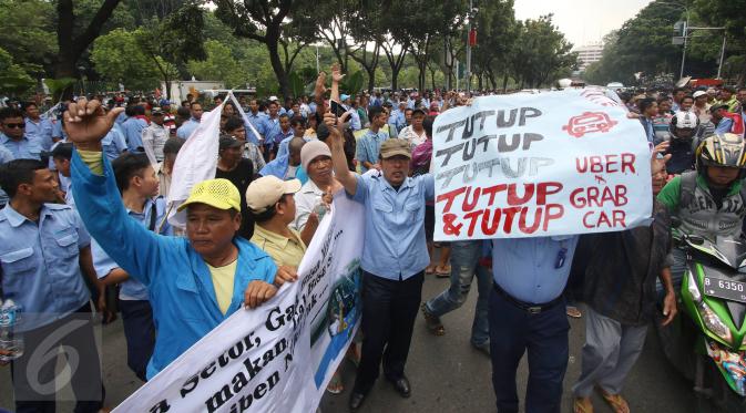 Sejumlah sopir taksi dan bus kota menggelar aksi mogok dan unjuk rasa di Istana, Jakarta, Senin (14/3). Para supir taksi tersebut juga melakukan sweeping terhadap pengemudi taksi yang masih beroperasi di sekitar lokasi. (Liputan6.com/Immanuel Antonius)