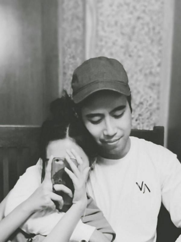Pada foto yang diunggah oleh Vidi Aldiano di akun instagramnya, nampak Vidi memeluk seorang gadis namun wajahnya tertutup oleh kamera ponsel yang tak lain adalah Sheila. (viainstagram@vidialdiano/Bintang.com)