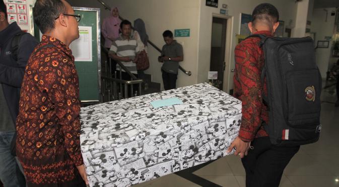 Istri Wakil Presiden Jusuf Kalla atau JK, Mufidah menjenguk cucu pertama Presiden Jokowi, Jan Ethes Srinarendra di Solo. (Reza Kuncoro/Liputan6.com)