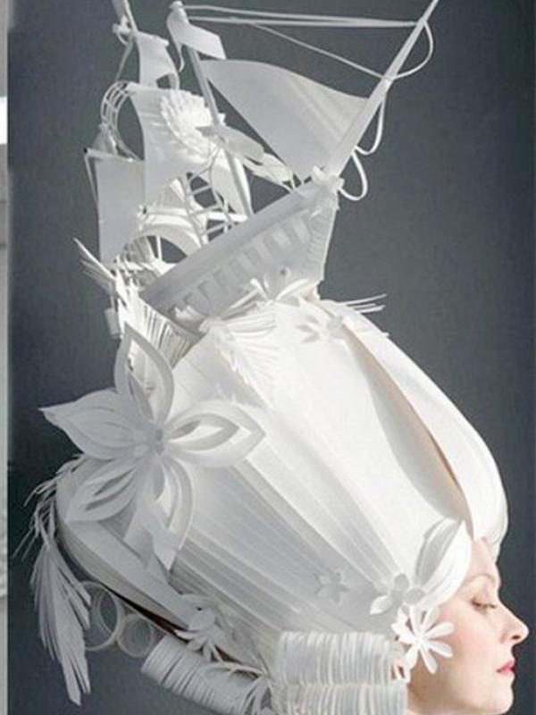 Gaun pengantin indah ini terbuat dari kardus. (via: dailymail)