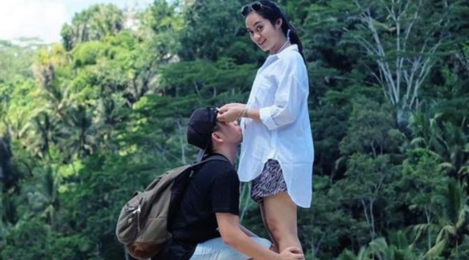 Kehamilan tidak menghalangi Ayudia Bing Slamet untuk menjalani liburan yang menyenangkan [foto: instagram/dittopercussion]
