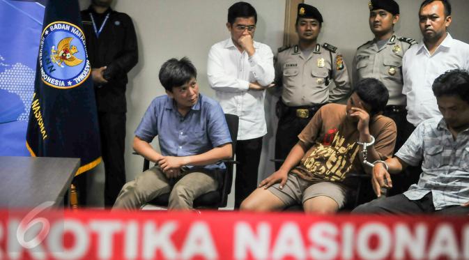 Berdasarkan tes urine oleh BNN, Ahmad Wazir Noviadi (kiri) positif mengkonsumsi narkoba, Jakarta, Senin (14/3/2016).  Noviadi sudah lama diduga menjadi pelaku penyalahgunaan narkoba dan menjadi target BNN sejak 3 bulan lalu. (Liputan6.com/Yoppy Renato)