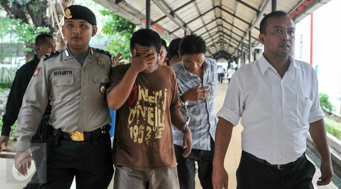 Petugas membawa sejumlah lelaki yang ikut diduga mengkonsumsi narkoba bersama Bupati Ogan Ilir, Ahmad Wazir Noviadi, Jakarta, Senin (14/3/2014). Hasil tes urine membuktikan Wazir dkk positif menggunakan narkoba. (Liputan6.com/Yoppy Renato)