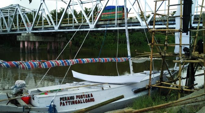 Perahu Pustaka Pattingalloang yang sempat terbalik di perairan Tangnga-tangnga, Polewali Mandar, Sulawesi Barat. (Liputan6.com/Ahmad Yusran)