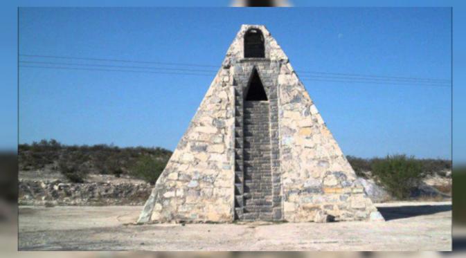 Seorang pria asal Meksiko mengaku diperintahkan alien untuk membangun kuil berbentuk piramida. (odditycentral)