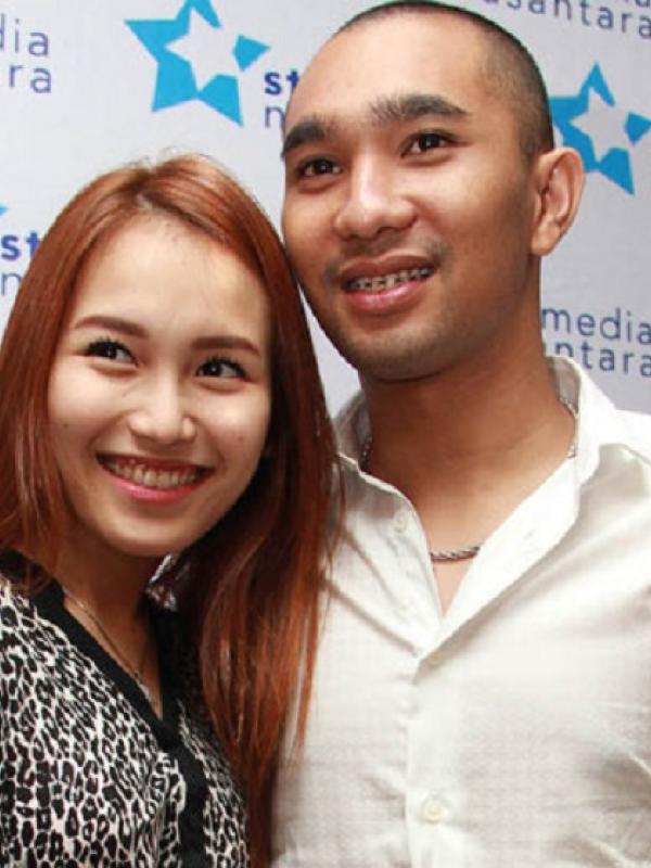 Ayu Ting Ting dan Enji usai mengumumkan pernikahan mereka. (Liputan6.com)