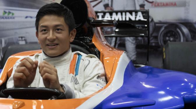 Rio Haryanto akan mencatatkan dirinya dalam sejarah sebagai orang Indonesia pertama yang turun pada ajang F1. (Bola.com/Vitalis Yogi Trisna)