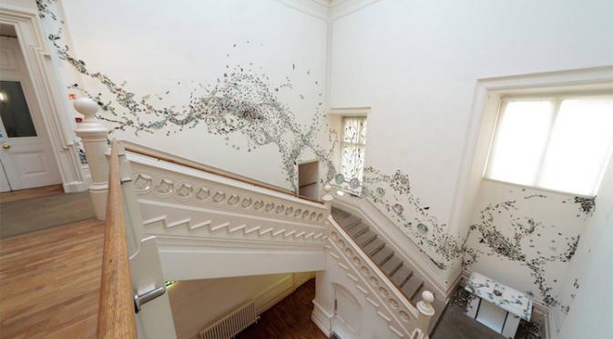 Seniman Ini 'Terbangkan' 10.000 Serangga Keramik di Galerinya. Sumber : mymodernmet.com