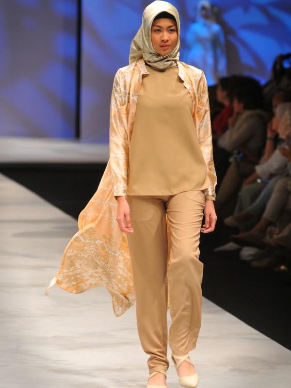 Ria Miranda tampilkan koleksi Takana yang menampilkan abaya dan busana ready to wear yang manis